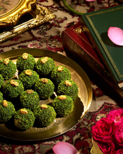 Glass Box Pista Laddoo 21 Pcs
